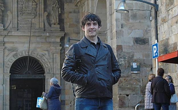 El tenor abadiñarra Andeka Gorrotxategi posa en Santa María. 