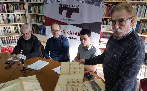 Miembros de Gernikazarra presentaron ayer el nuevo proyecto. 
