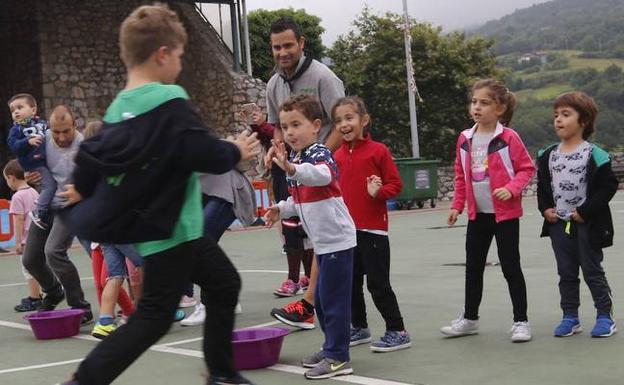 Un grupo de niños juega en San Antonio. 