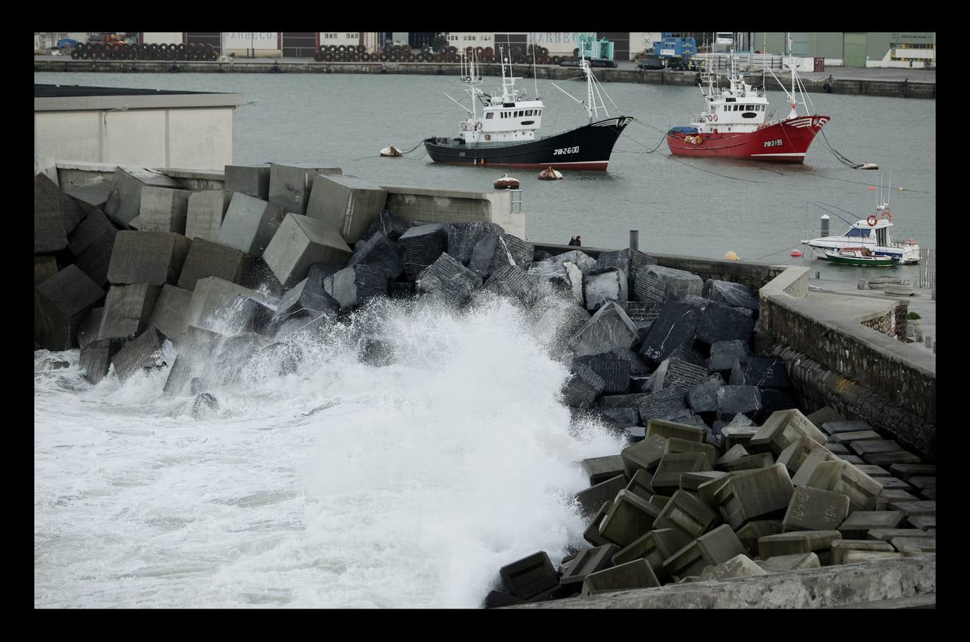 El fuerte oleaje ha dejado su huella en algunos arenales, como el de Ereaga, y también estampas impresionantes del mar embravecido