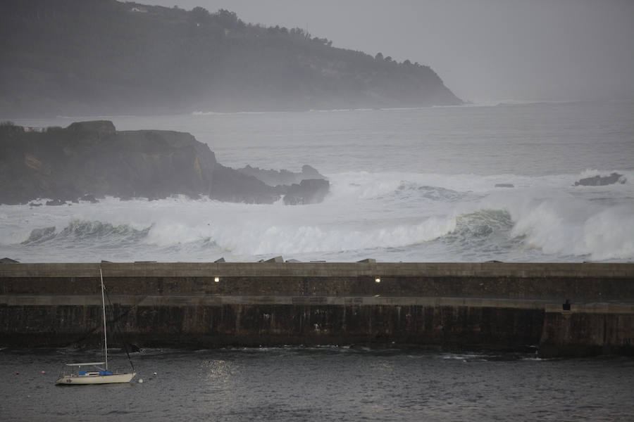 El fuerte oleaje ha dejado su huella en algunos arenales, como el de Ereaga, y también estampas impresionantes del mar embravecido