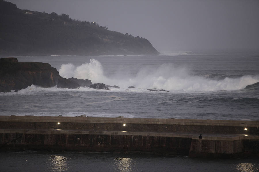 El fuerte oleaje ha dejado su huella en algunos arenales, como el de Ereaga, y también estampas impresionantes del mar embravecido