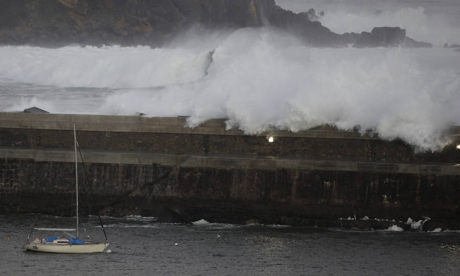 El fuerte oleaje ha dejado su huella en algunos arenales, como el de Ereaga, y también estampas impresionantes del mar embravecido