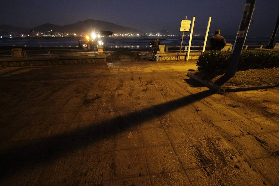 El fuerte oleaje ha dejado su huella en algunos arenales, como el de Ereaga, y también estampas impresionantes del mar embravecido