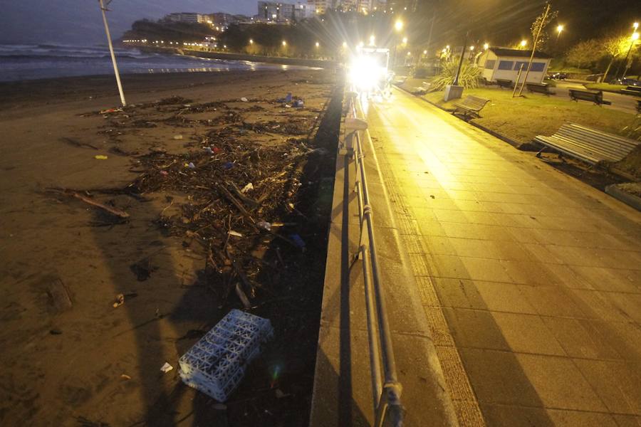 El fuerte oleaje ha dejado su huella en algunos arenales, como el de Ereaga, y también estampas impresionantes del mar embravecido