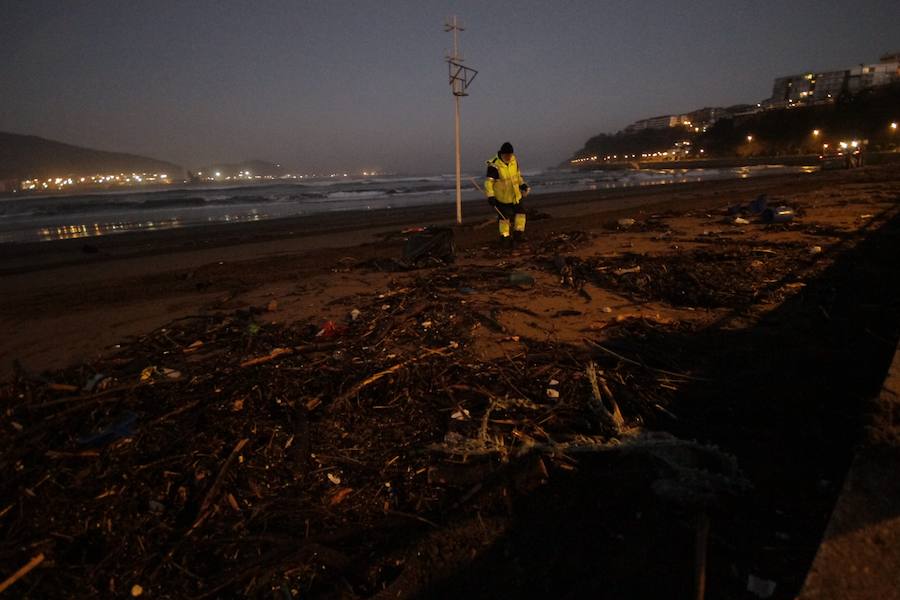 El fuerte oleaje ha dejado su huella en algunos arenales, como el de Ereaga, y también estampas impresionantes del mar embravecido