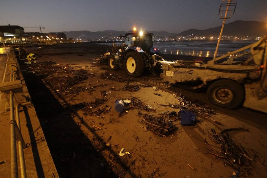 El fuerte oleaje ha dejado su huella en algunos arenales, como el de Ereaga, y también estampas impresionantes del mar embravecido