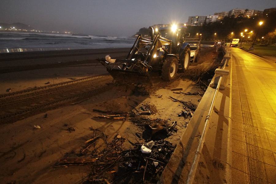 El fuerte oleaje ha dejado su huella en algunos arenales, como el de Ereaga, y también estampas impresionantes del mar embravecido