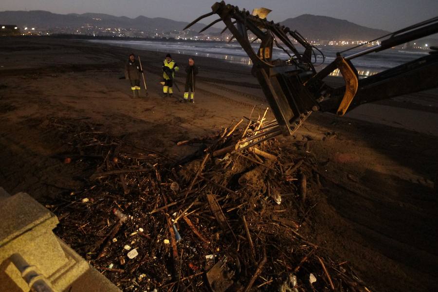 El fuerte oleaje ha dejado su huella en algunos arenales, como el de Ereaga, y también estampas impresionantes del mar embravecido