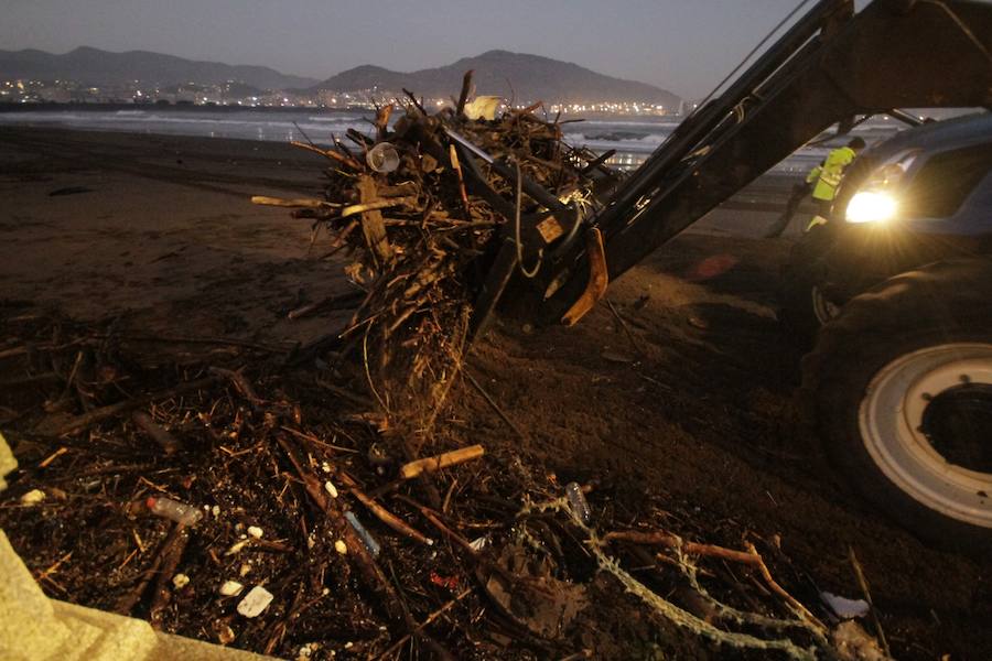 El fuerte oleaje ha dejado su huella en algunos arenales, como el de Ereaga, y también estampas impresionantes del mar embravecido
