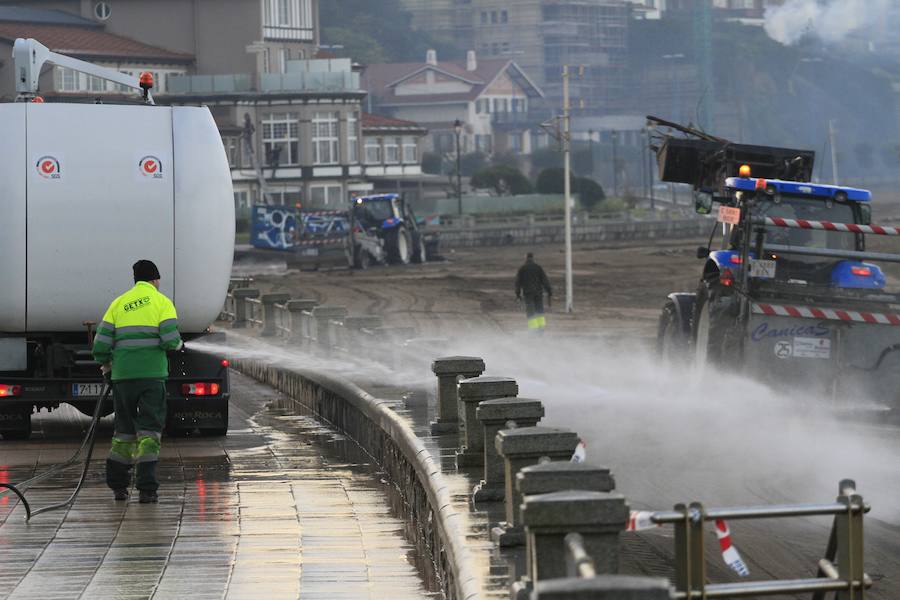 El fuerte oleaje ha dejado su huella en algunos arenales, como el de Ereaga, y también estampas impresionantes del mar embravecido