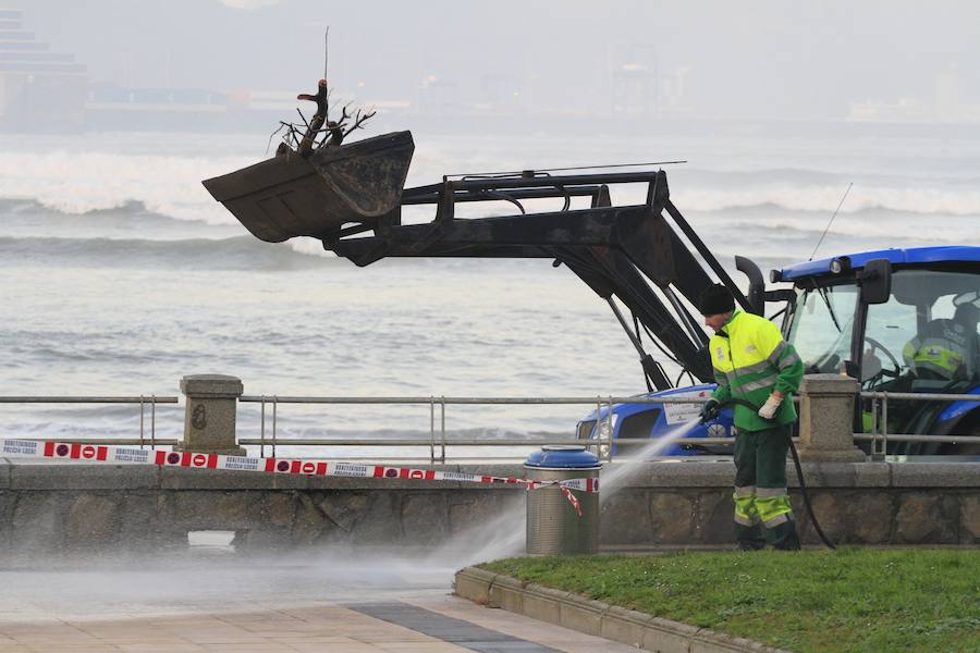 El fuerte oleaje ha dejado su huella en algunos arenales, como el de Ereaga, y también estampas impresionantes del mar embravecido