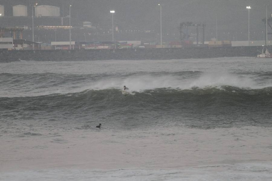 El fuerte oleaje ha dejado su huella en algunos arenales, como el de Ereaga, y también estampas impresionantes del mar embravecido