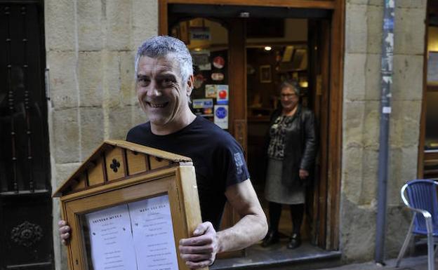 Iñakiren Taberna (Bilbao), el sabor de las Siete Calles. El paladar txikitero ha aupado esta casa de comidas como uno de los emblemas culinarios de las Siete Calles. Cuchara, mojar pan y cargar las pilas. Dirección Barrenkale Barrena, 14. Teléfono 944150954. Precio 12 €.