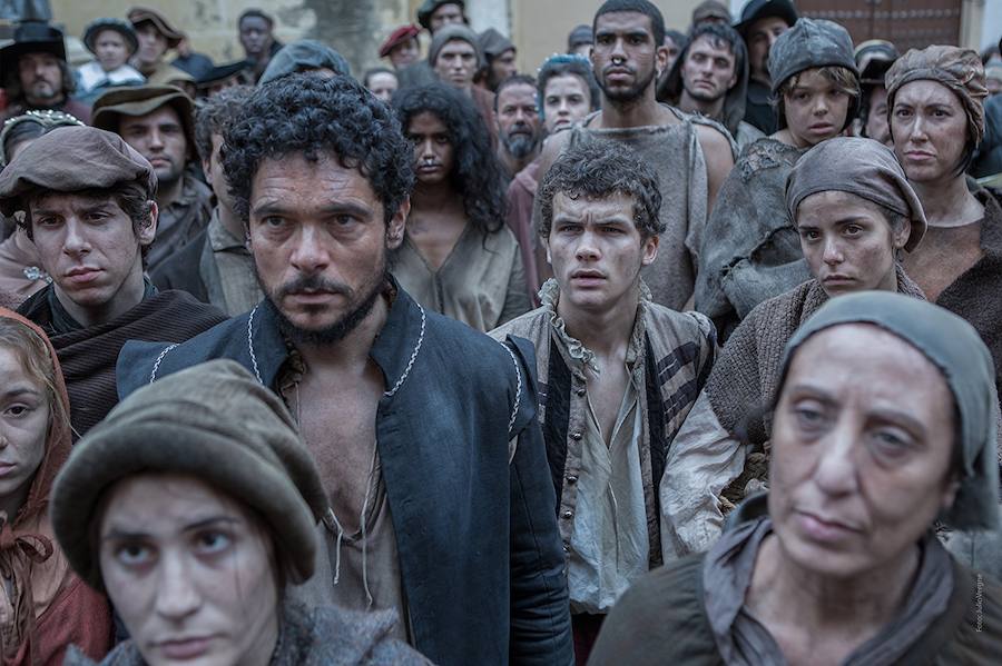 Sergio Castellanos y Pablo Molinero en una escena de 'La peste' (2018).