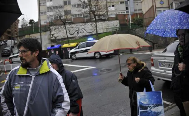 Antón Olarieta, junto a otros vecinos del barrio, cerca del lugar donde ocurrió el doble crimen. 