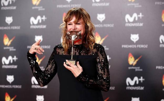 La actriz Emma Suárez posa con el premio a Mejor actriz de reparto de una serie por su trabajo en 'La Zona'.