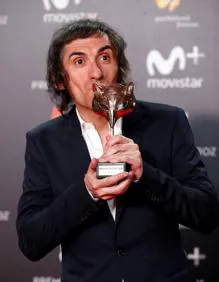 Imagen secundaria 2 - Javier Gutiérrez y Malena Alterio, premiados por ‘Vergüenza’; la directora Carla Simón, doblemente galardonada; e Iñaki Villuendas, premiado al Mejor cartel por 'Handia'.