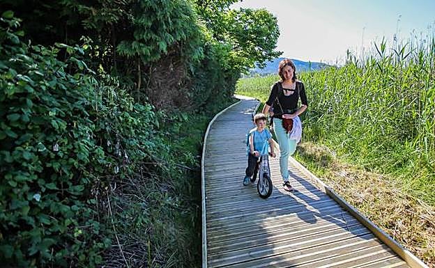 Una mujer y su hijo transitan por el sendero existente en la actualidad en Kortezubi. 