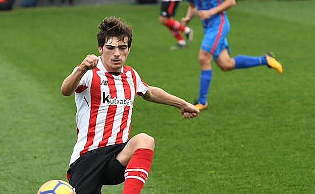 Iñigo Córdoba, con una tirita en la frente en el partido frente al Rudes en Lezama.