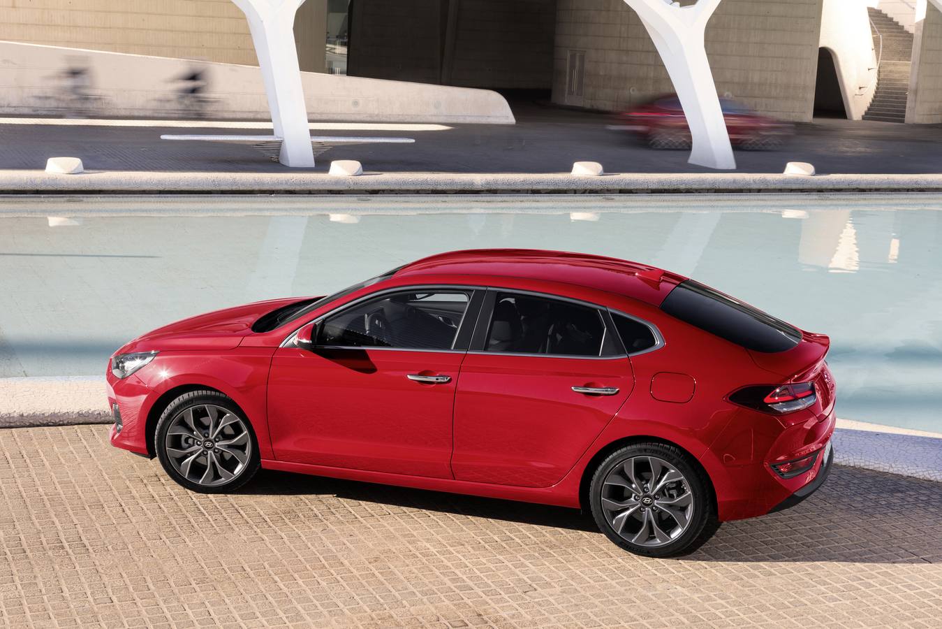 Hyundai añade a la gama i30 la versión Fastback, una versión más larga que se caracteriza por el nuevo diseño de la parte posterior. Se vende con la posibilidad de dos motores de gasolina, a partir de 16.165 euros.