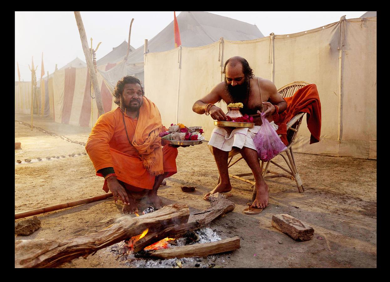 El festival Magh Mela es una de las celebraciones religiosas más importantes para los hindúes. Según su mitología, el origen del Magh Mela coincide con el del universo. La fiesta se celebra anualmente en las orillas de Triveni Sangam, en la confluencia de los ríos Ganga, Yamuna y Saraswati, cerca de Allahabad, en el estado de Uttar Pradesh. Los miles de devotos que participan en él, se alojan en improvisados campamentos o en tiendas de campaña y se bañan a diario en el río para superar los pecados previos a su nacimiento. Es habitual que participen en diversos rituales y que sólo hagan una comida al día.