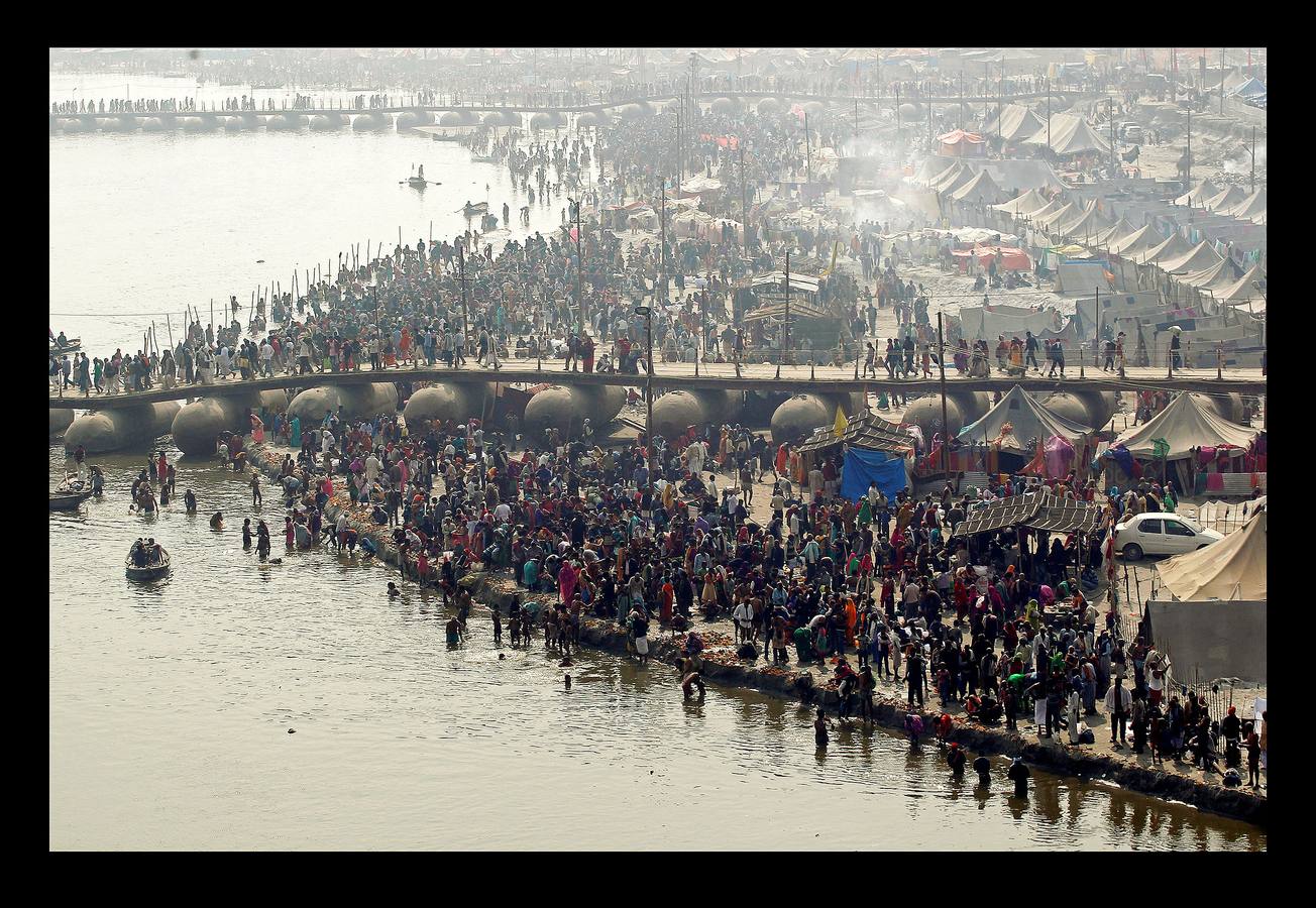 El festival Magh Mela es una de las celebraciones religiosas más importantes para los hindúes. Según su mitología, el origen del Magh Mela coincide con el del universo. La fiesta se celebra anualmente en las orillas de Triveni Sangam, en la confluencia de los ríos Ganga, Yamuna y Saraswati, cerca de Allahabad, en el estado de Uttar Pradesh. Los miles de devotos que participan en él, se alojan en improvisados campamentos o en tiendas de campaña y se bañan a diario en el río para superar los pecados previos a su nacimiento. Es habitual que participen en diversos rituales y que sólo hagan una comida al día.