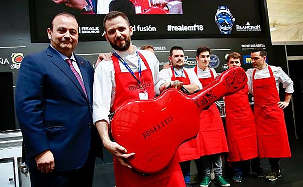 El ganador, Miguel Carretero, junto al empresario José Gómez.