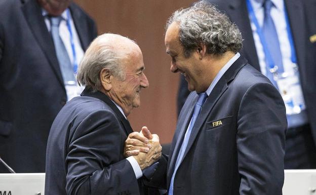 Josheph Blatter y Michel Platini, en el 65º congreso de la FIFA en Zúrich.
