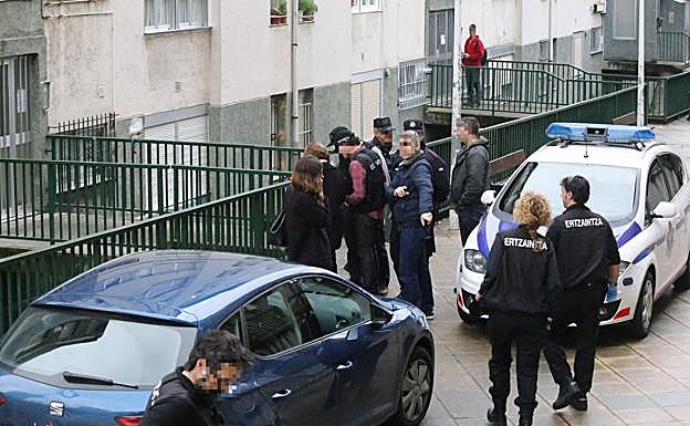 En los registros intervinieron agentes de la Policía Científica y de investigación criminal, además de funcionarios judiciales. 