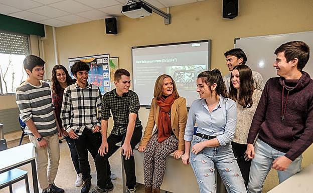 Amaia del Campo con los alumnos dei Instituto Beurko.