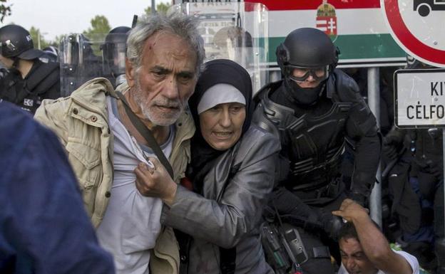 Refugiados Sirios, golpeados por policías húngaros.