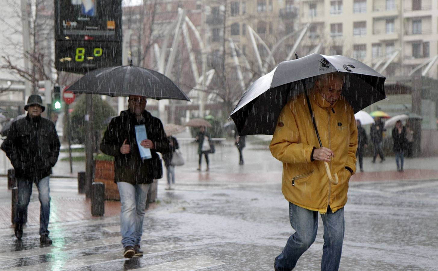 Las precipitaciones han estado presentes durante toda la mañana en forma de intervalos en la capital vizcaína