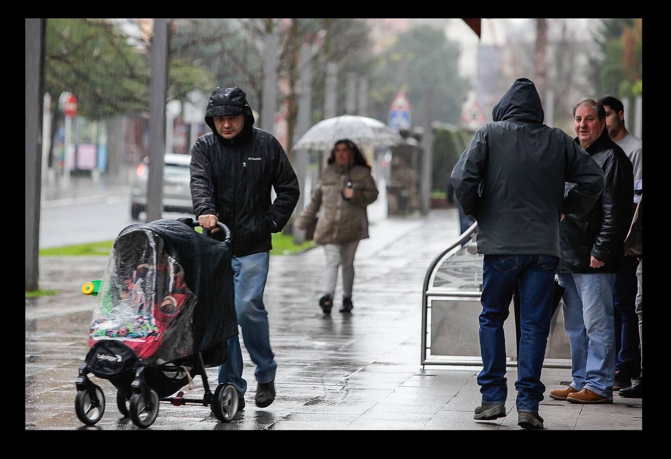 Las precipitaciones han estado presentes durante toda la mañana en forma de intervalos en la capital vizcaína