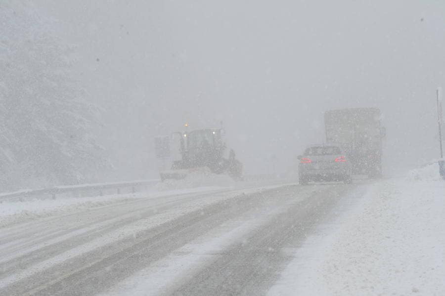 La nieve dificulta el tráfico de vehículos por algunos puertos de Álava