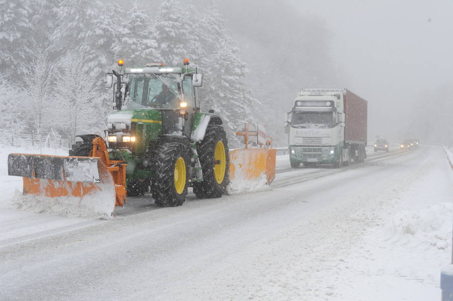 La nieve dificulta el tráfico de vehículos por algunos puertos de Álava