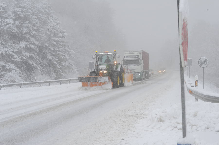 La nieve dificulta el tráfico de vehículos por algunos puertos de Álava