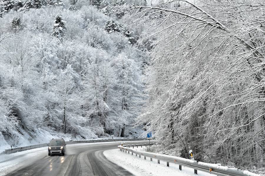 La nieve dificulta el tráfico de vehículos por algunos puertos de Álava