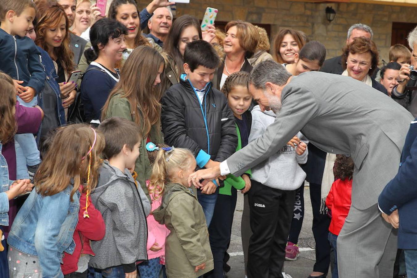 Después de que la actividad de Felipe VI se viera mermada en 2016 por la falta de Gobierno, el Rey cerró otro año atípico, esta vez como consecuencia de la situación política de Cataluña, la comunidad autónoma que visitó en más ocasiones durante 2017. En el plano internacional, su actividad se incrementó con dos visitas de Estado (Reino Unido y Japón) y viajes a Arabia Saudí, Jordania, Kazajistán, Estrasburgo (Francia).