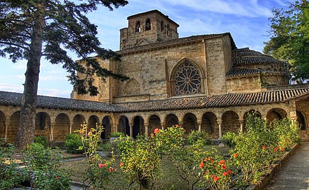 Claustro de San Pedro de la Rúa, el templo que domina Estella desde un otero. A la izquierda, dulces típicos de la comarca navarra.