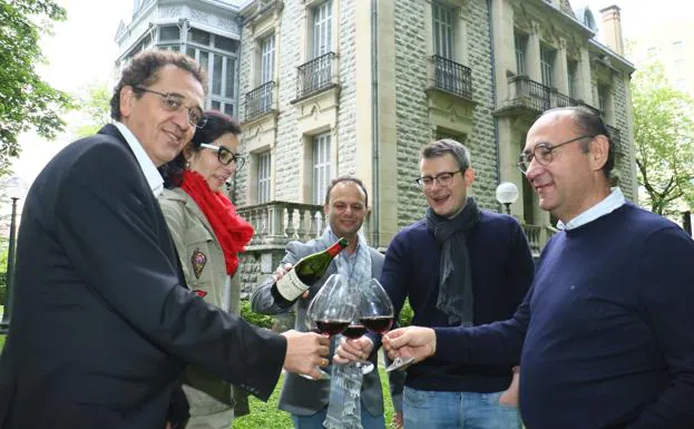 Críticos y periodistas especializados en vino brindan ante el Palacio Zulueta en una visita en junio.