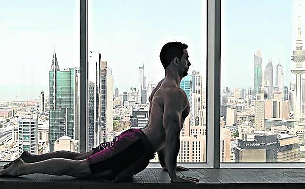 Eriz realiza sus ejercicios con el ‘skyline’ de Kuwait al fondo.