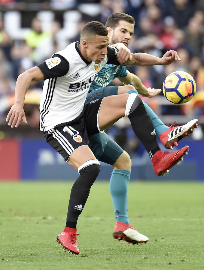 El Real Madrid venció a domicilio por 1-4 al Valencia en Mestalla en la jornada 21 del campeonato liguero. Cristiano anotó un doblete de penalti y Mina recortó distancias pero los goles de Marcelo y Kroos terminaron por dar la victoria al cuadro blanco.