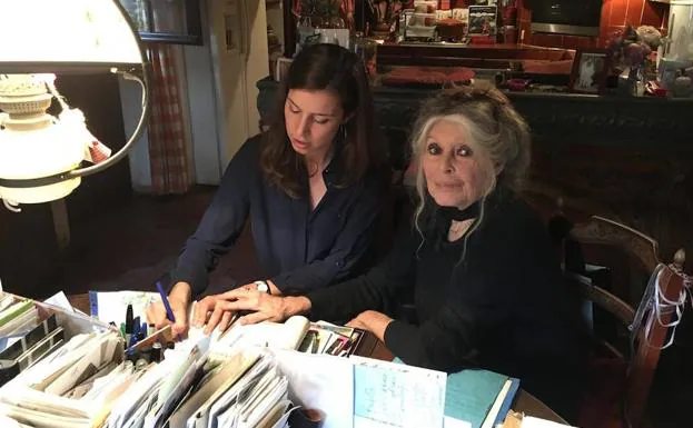 Bardot junto a la coautora de sus memorias, Anne-Cécile Huprelle, en la residencia de la actriz