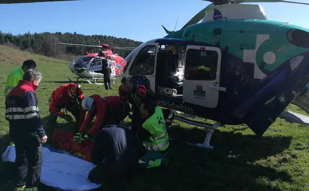 Rescatan en helicóptero a un motorista accidentado en Sollube