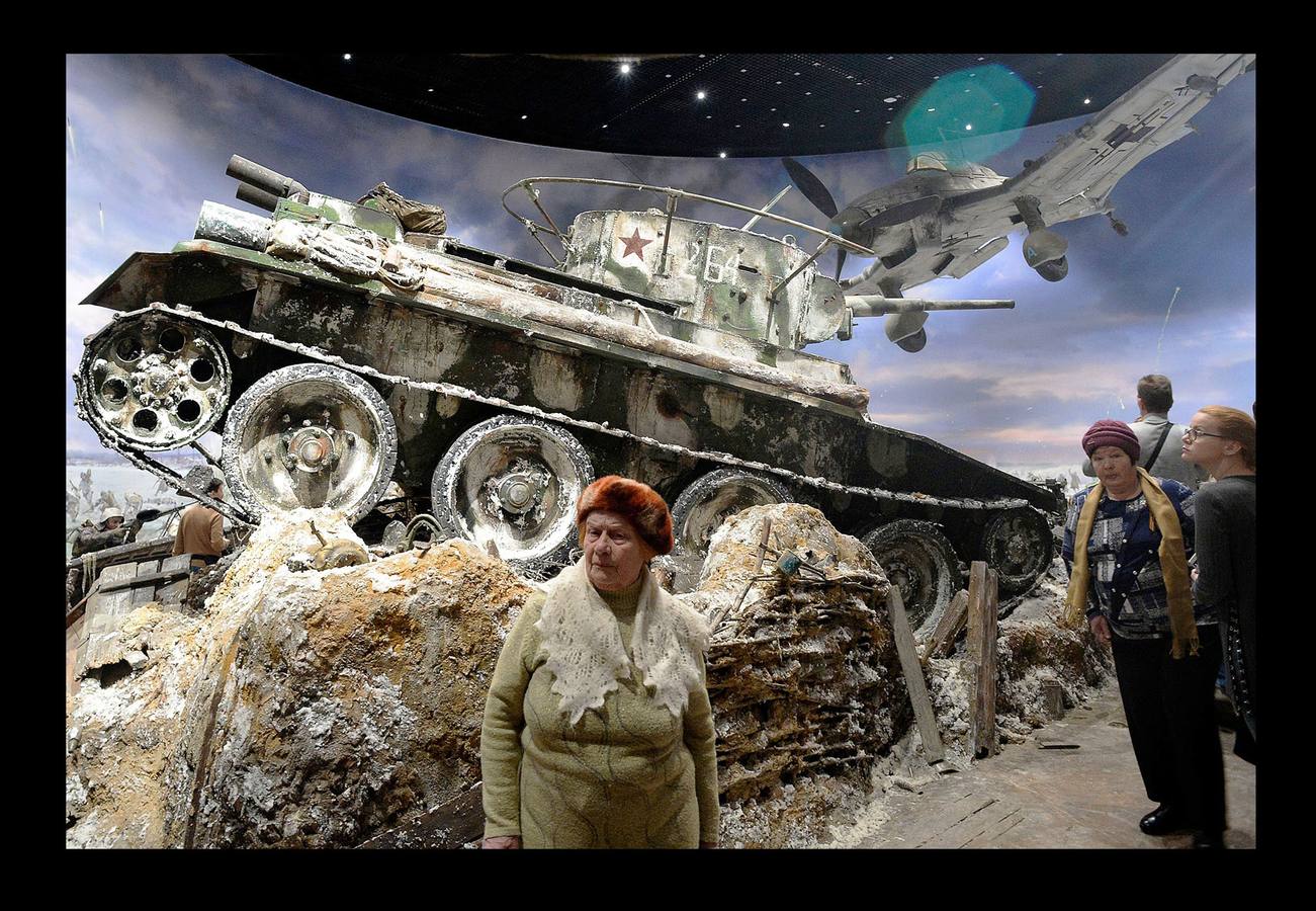 Casi tres años de asedio y más de setecientos mil civiles muertos. El cerco a la ciudad de Leningrado, hoy San Petersburgo, entre septiembre de 1941 y enero de 1944, convirtió a sus habitantes en auténticos luchadores por la supervivencia. Además de los intensos bombardeos de los sitiadores nazis, los pobladores debieron hacer frente al frío y el hambre. Este año, para conmemorar el 74 aniversario de la ruptura del cerco, en el museo Kirovsk, cercano a San Petersburgo, se ha inaugurado una exposición de escenas en tres dimensiones que muestran diferentes escenas del acontecimiento.