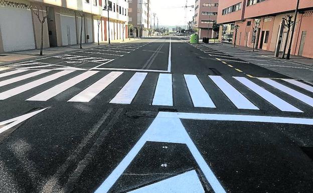 La reordenación de los aparcamientos en Fernández Ollero acaba tomando forma