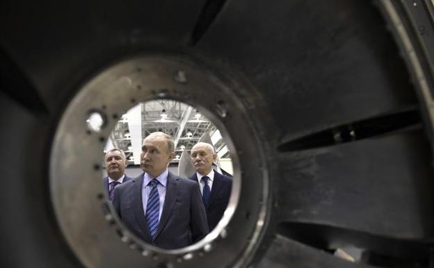 Vladimir Putin, durante la visita a una fábrica en Rusia. 