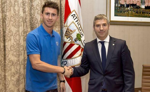 Laporte estrecha la mano de Urrutia, en el acto de renovación de junio de 2016.