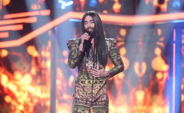 Conchita Wurst, en su actuación en el plató de OT.